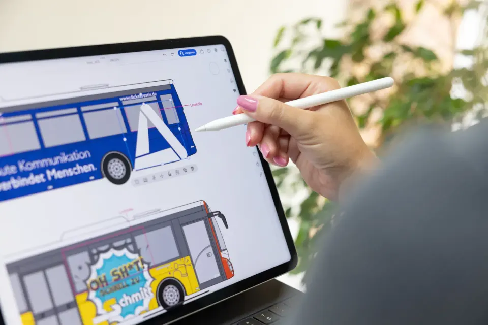 Gestaltung einer Busbeschriftung am Tablet