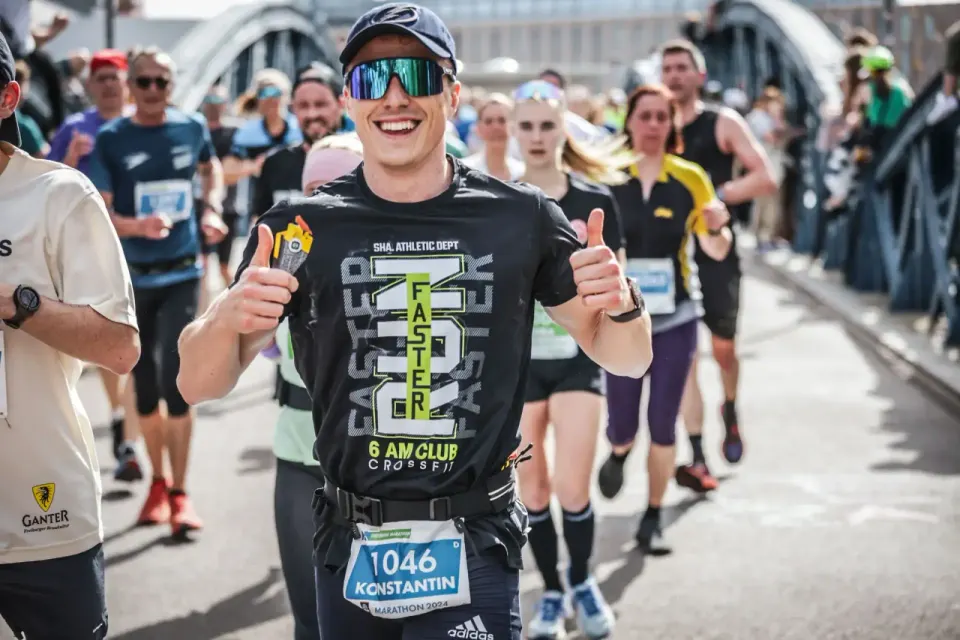 Konstantin Straßel beim Marathon mit Daumen hoch
